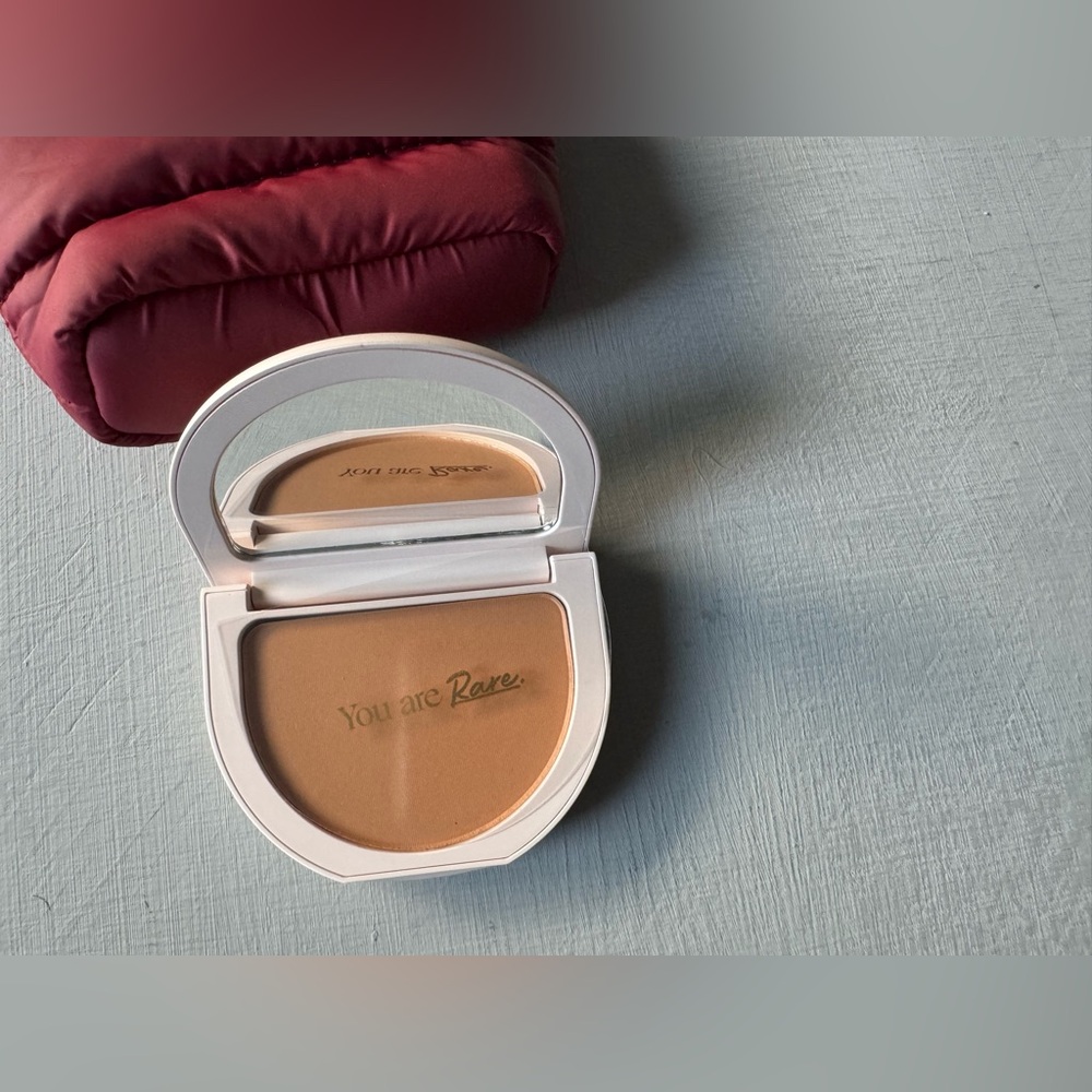 NWT Rare Beauty by Selena Gomez Tinted Pressed Finishing Powder Buff + mini tote View 4